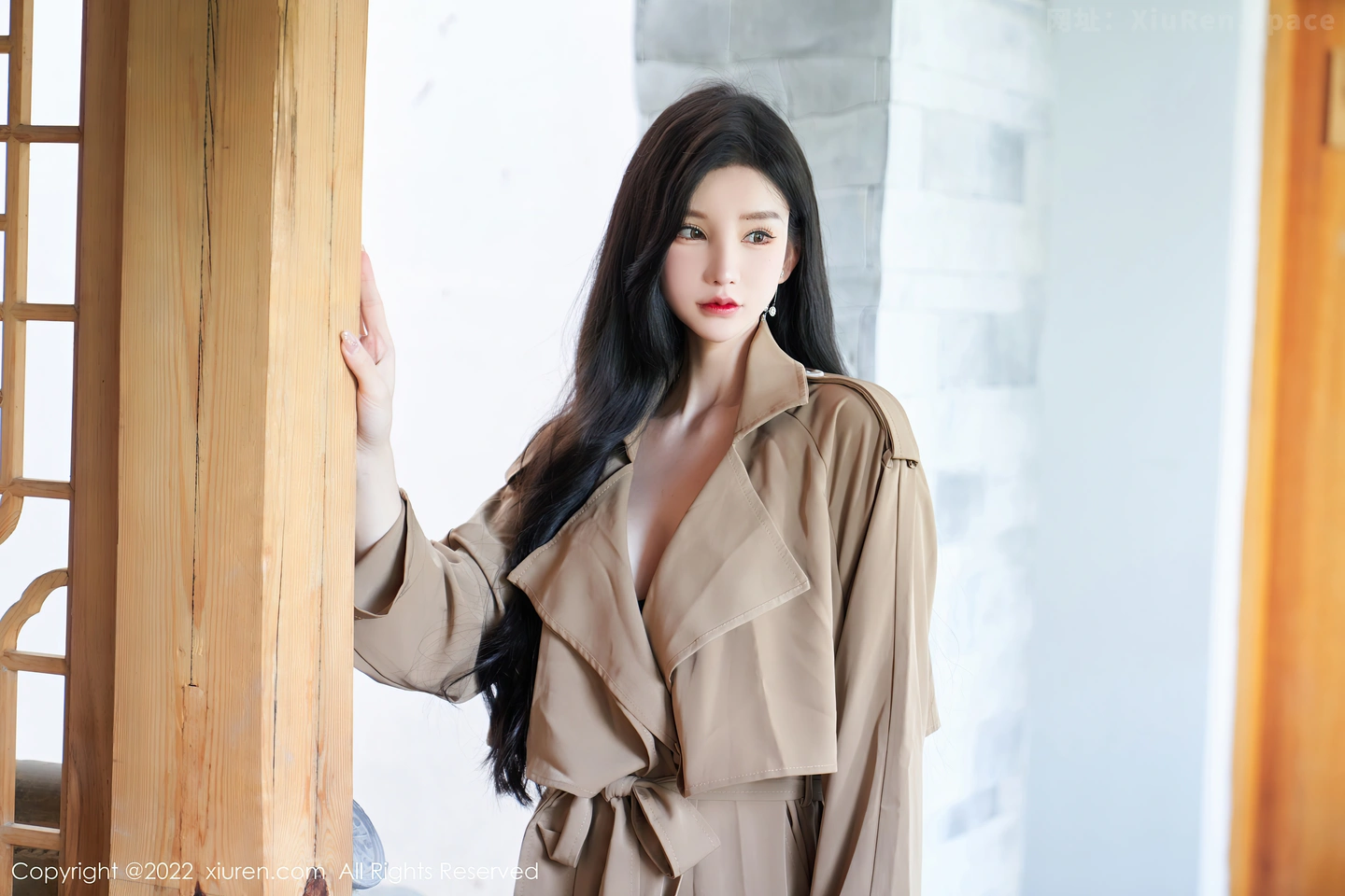 图片[4]-[XiuRen秀人网] VOL.5469 女神周于希Sally脱杏色风衣露黑色蕾丝内衣配蕾丝吊袜诱惑写真75P-秀人网官方网站